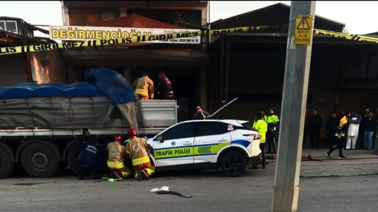 Manisa'da ekip aracı tıra arkadan çarptı: 1 polis şehit oldu, 1 polis ağır yaralı