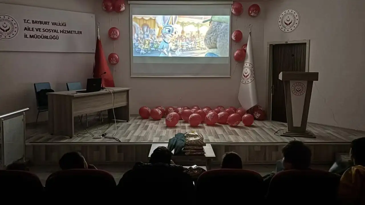 Bayburt ŞÖNİM’den ara tatildeki öğrencilere sinema etkinliği