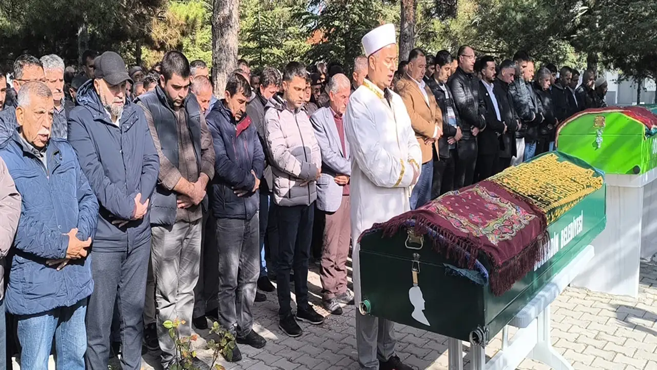 İstanbul'da gıda zehirlenmesi şüphesiyle ölen anne ile 2 çocuğu toprağa verildi