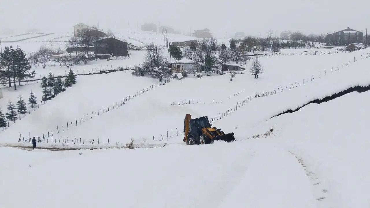 Ordu'nun yüksek kesimlerinde karla mücadele sürüyor