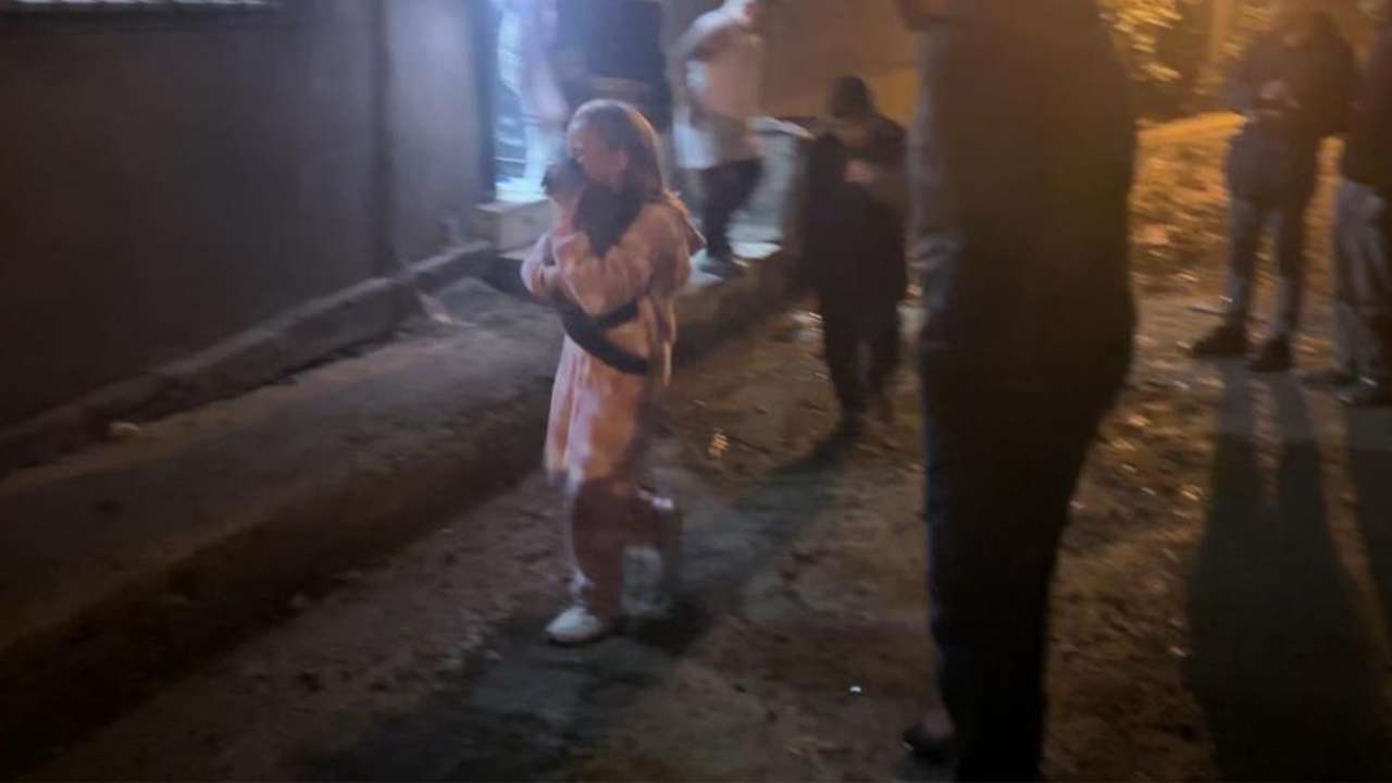 Samsun’da alevler evi sardı, küçük kız kedisi için ağladı