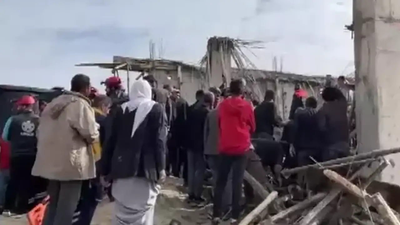 Şanlıurfa'da inşaatın kalıpları çöktü: 2 işçi hayatını kaybetti