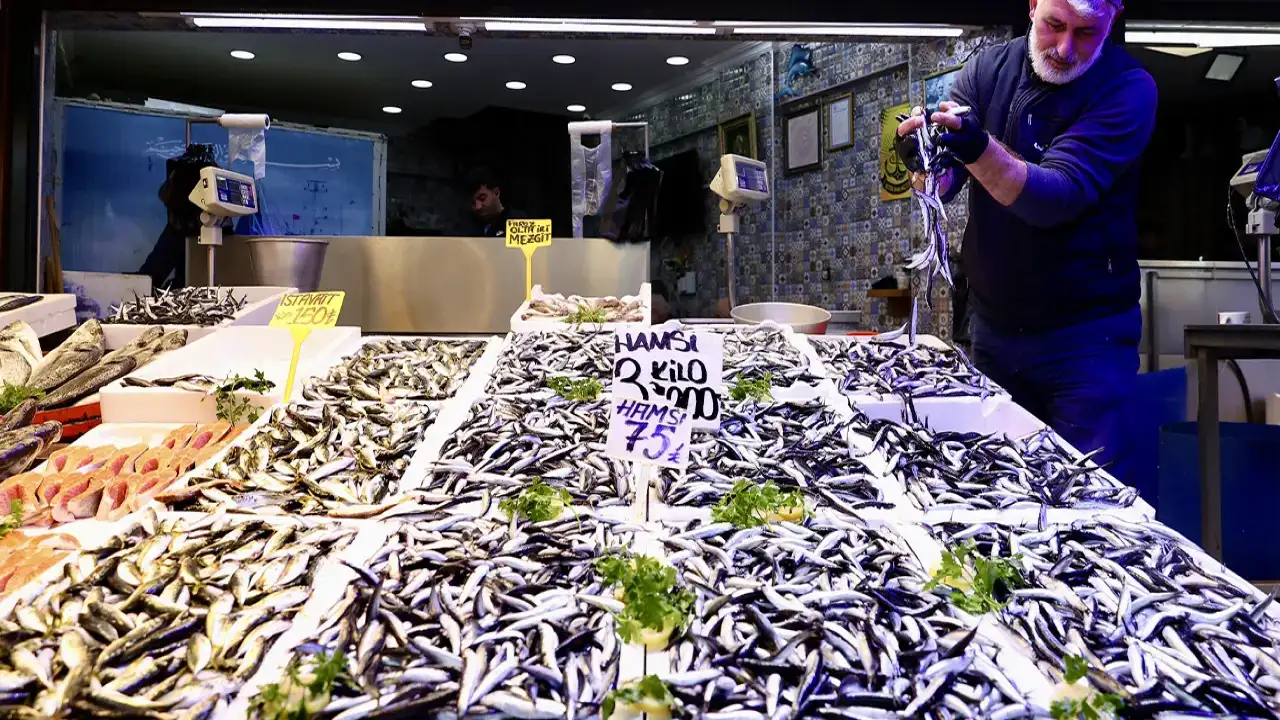 Hamsi Trabzon'da yüzleri güldürdü: Tezgahlar şenlendi