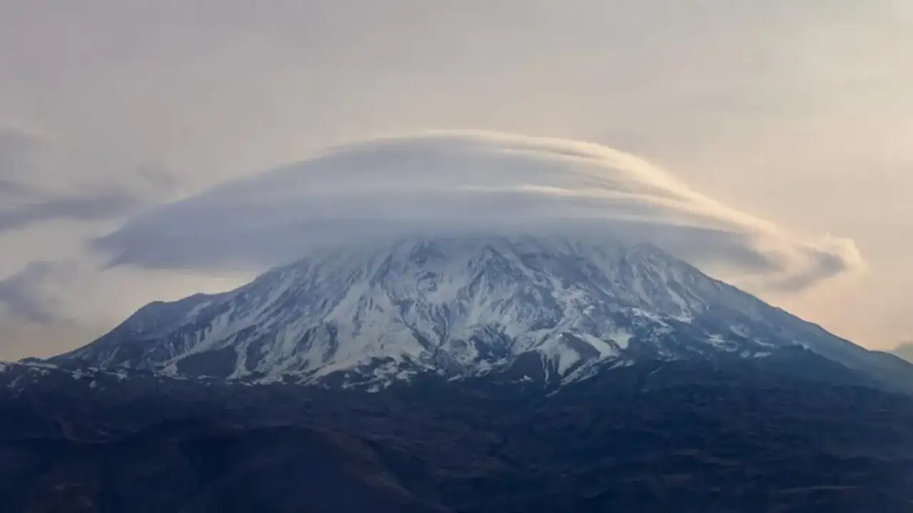 Ağrı Dağı’nı saran mercek bulutu büyüledi