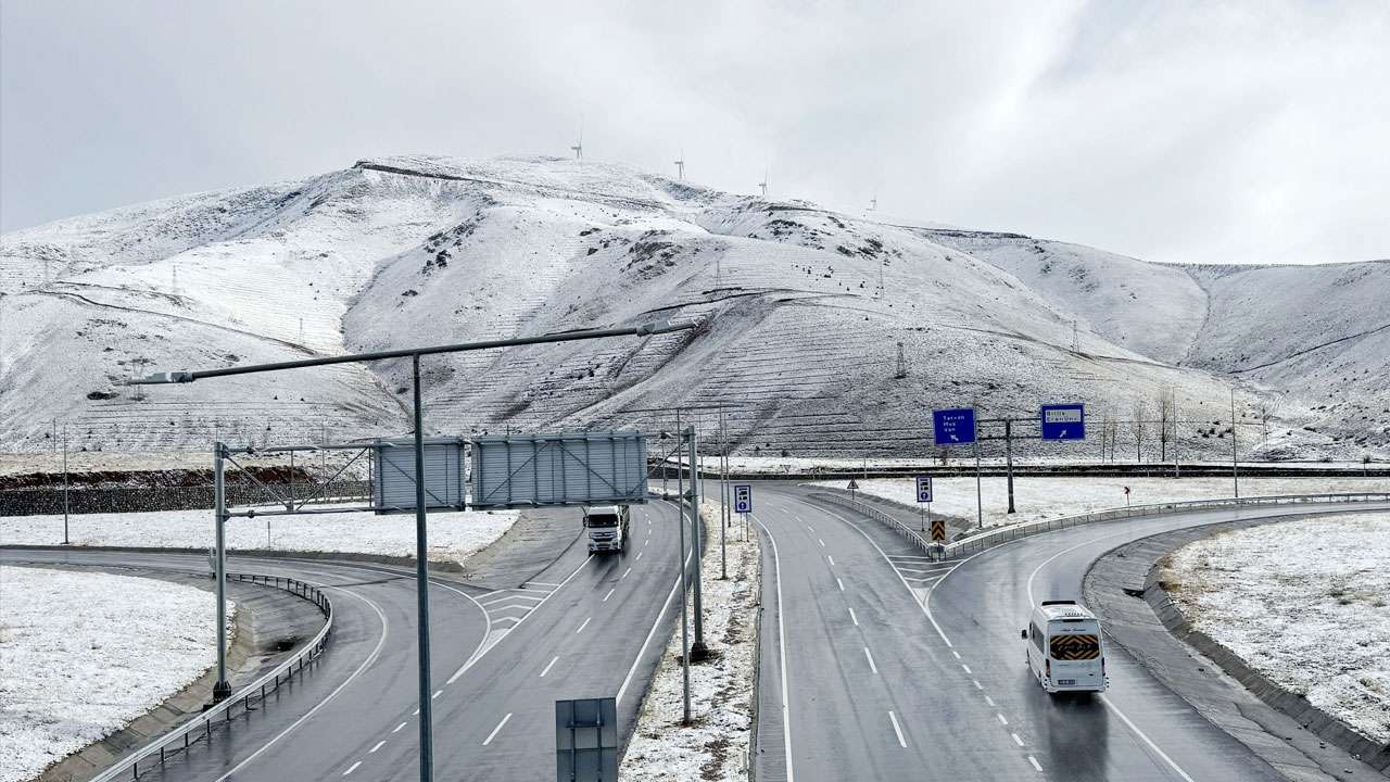 Kar etkisini artırdı: O illerde irtibat kesildi