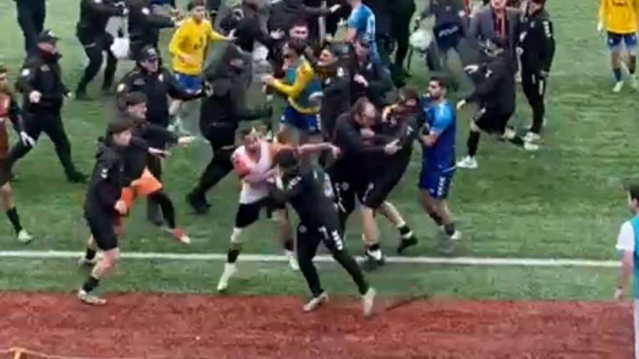 Murgul Spor- Rize Atletik Spor maçı karıştı: Saha boks ringine döndü