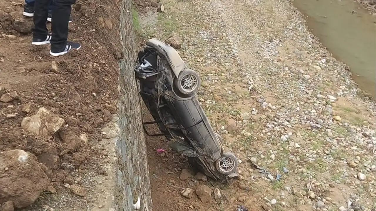 Trabzon'da sabah saatlerinde feci kaza: Araç dereye uçtu