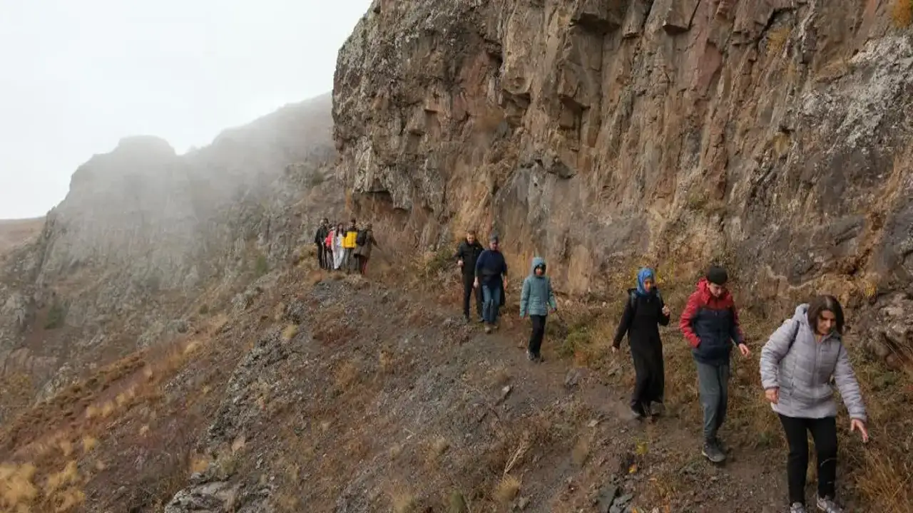 Gümüşhane’de 71 doğa sever Krom Vadisi’nden İmera Manastırı’na tarihi yolculuk yaptı