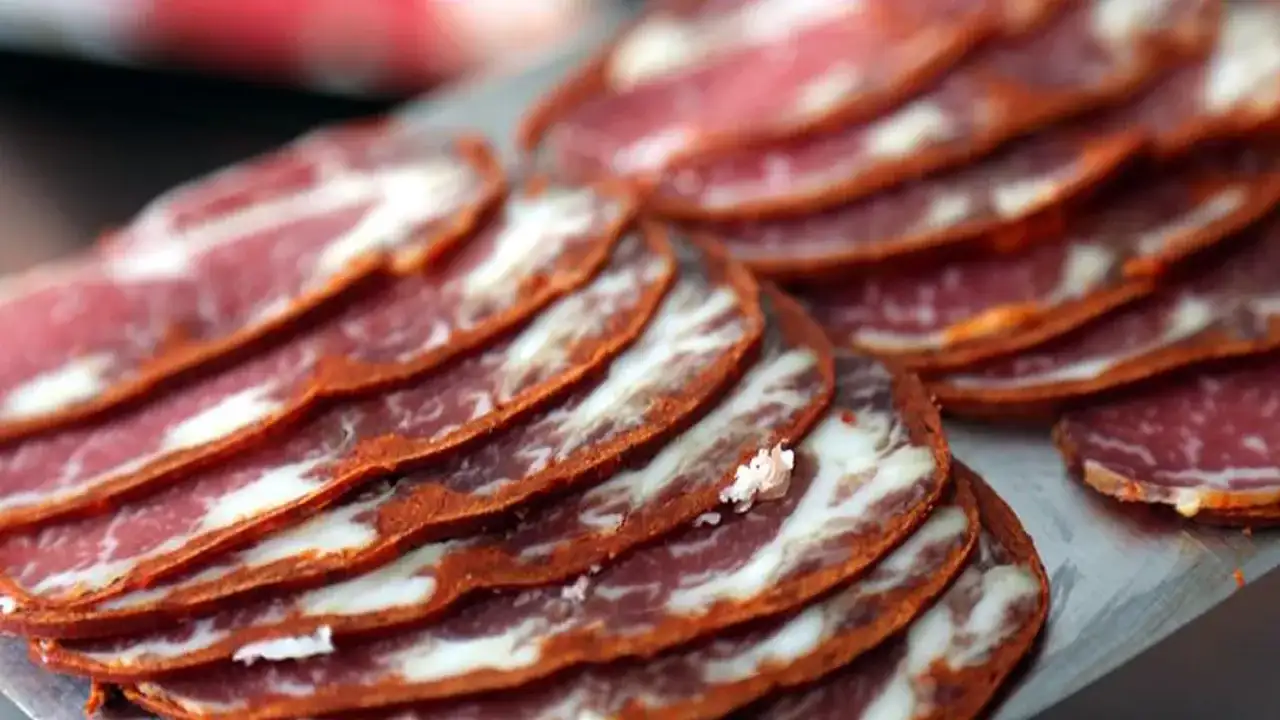 Niğde’de pastırma yiyen 5 kişi hastanelik oldu