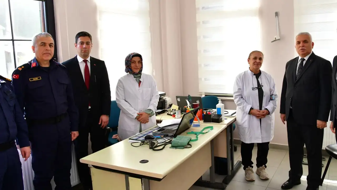 Vali Aziz Yıldırım, Çarşıbaşı Yavuz Aile Sağlığı Merkezini ziyaret etti