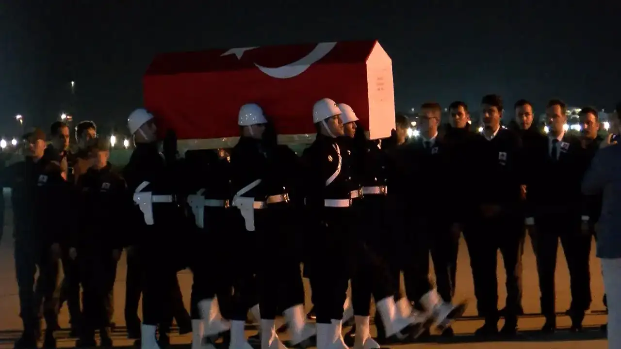 Hırvatistan'daki uçak kazasında şehit olan pilotun naaşı Türkiye'ye getirildi