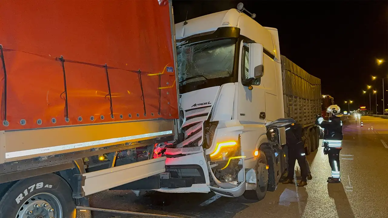 Samsun’da makarna yüklü tırla alçı yüklü tır çarpıştı: 1 yaralı