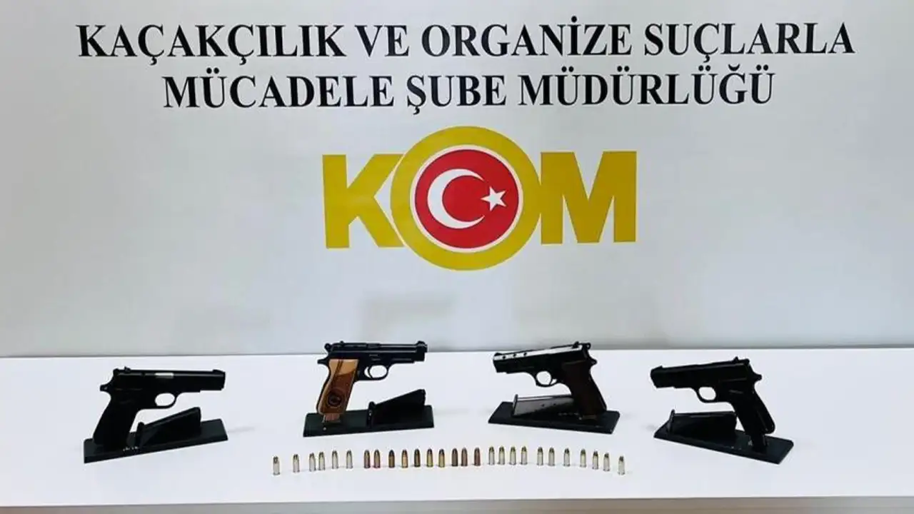 Samsun'da eve yapılan baskında 4 ruhsatsız tabanca ele geçirildi