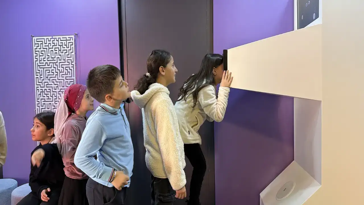 Trabzon’da “Beyin Konseptli” bilim tırı öğrencilerle buluştu