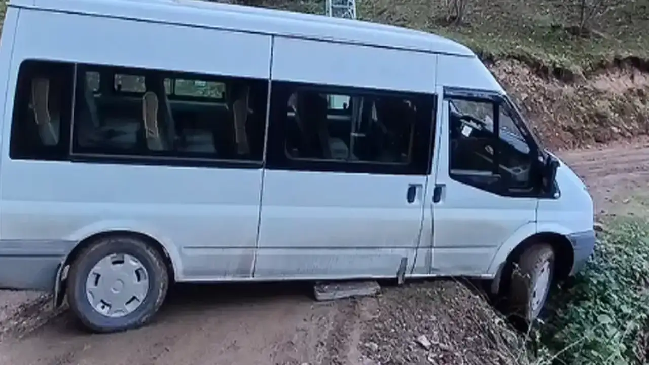 Trabzon'da öğrenci servisi uçurum kenarında kaldı: Facianın eşiğinden dönüldü