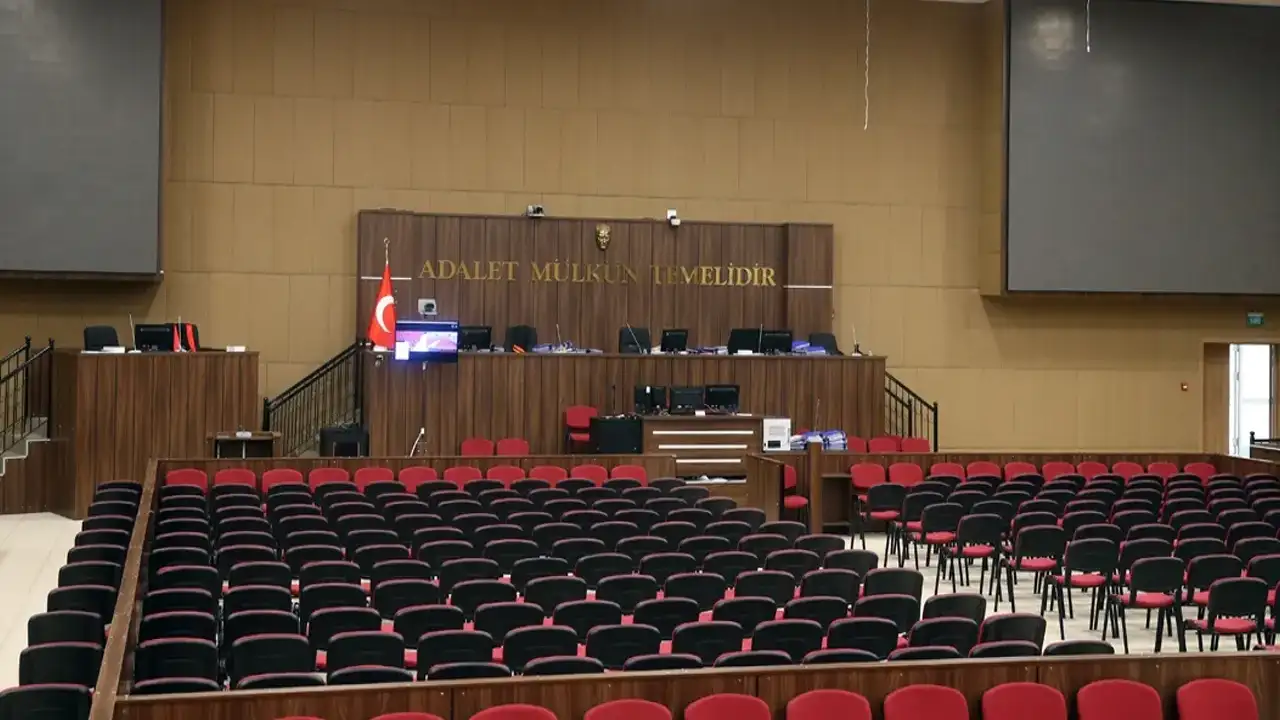 Trabzon'daki dehşet davası başladı: 3 akrabasını öldürüp evi yakan kardeşler hakim karşısında