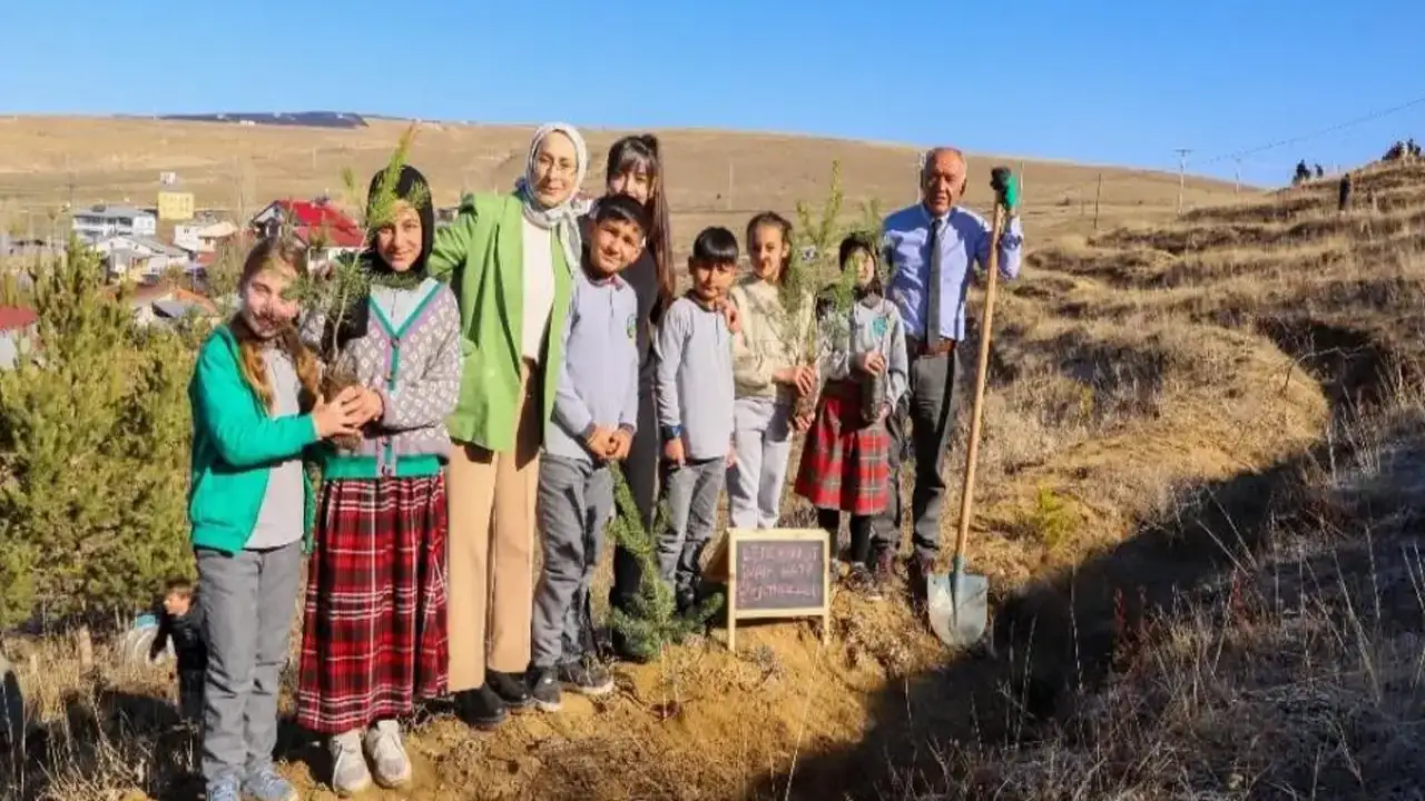 Bayburt'ta öğrenciler ve öğretmenler 300 adet çam fidanını toprakla buluşturdu