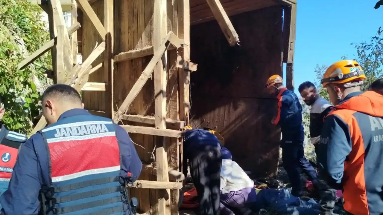 Rize’de arı kovanı taşıyan ahşap yapı çöktü: 2 kişi hayatını kaybetti
