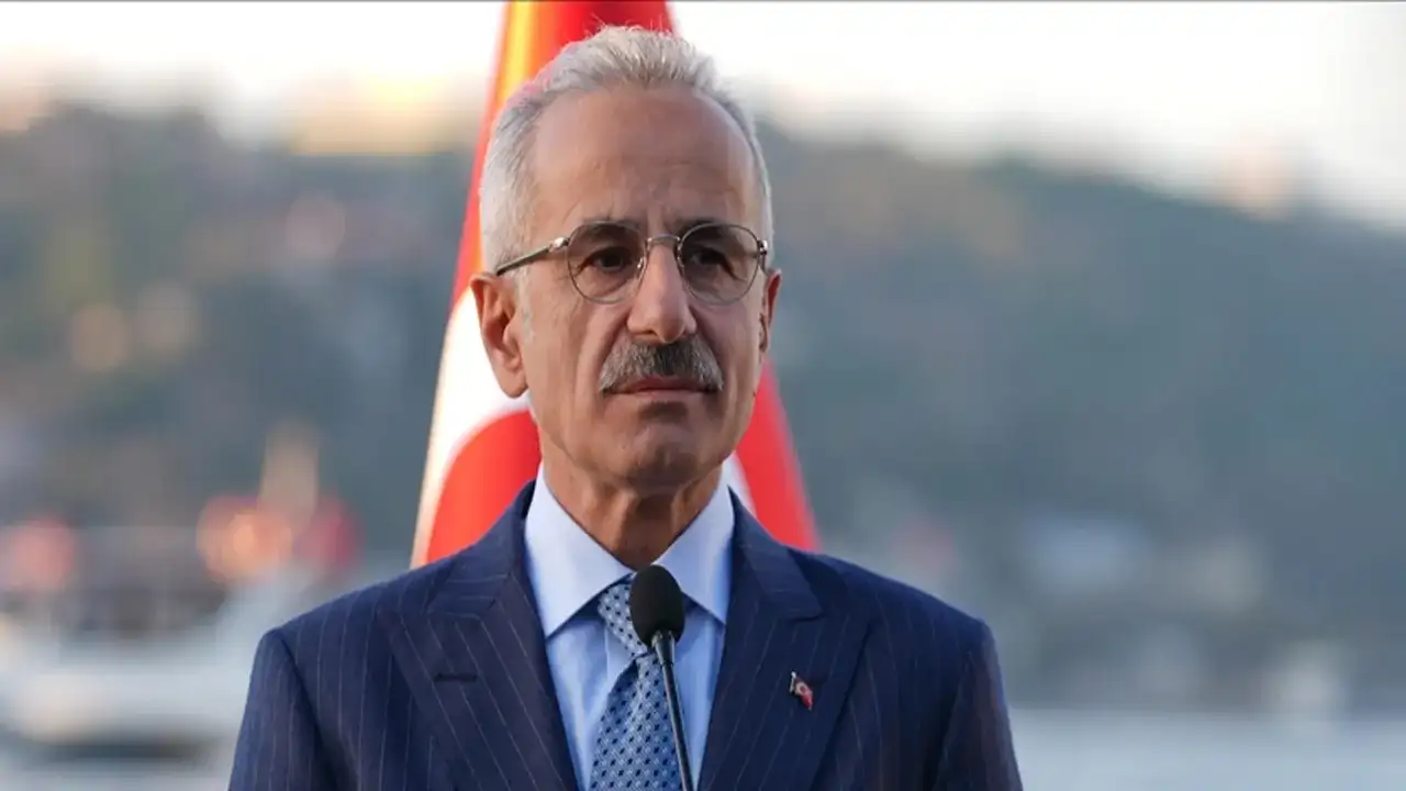 Bakan Uraloğlu’ndan çöken bina açıklaması: “Metro tünelinde en ufak deformasyon yok”