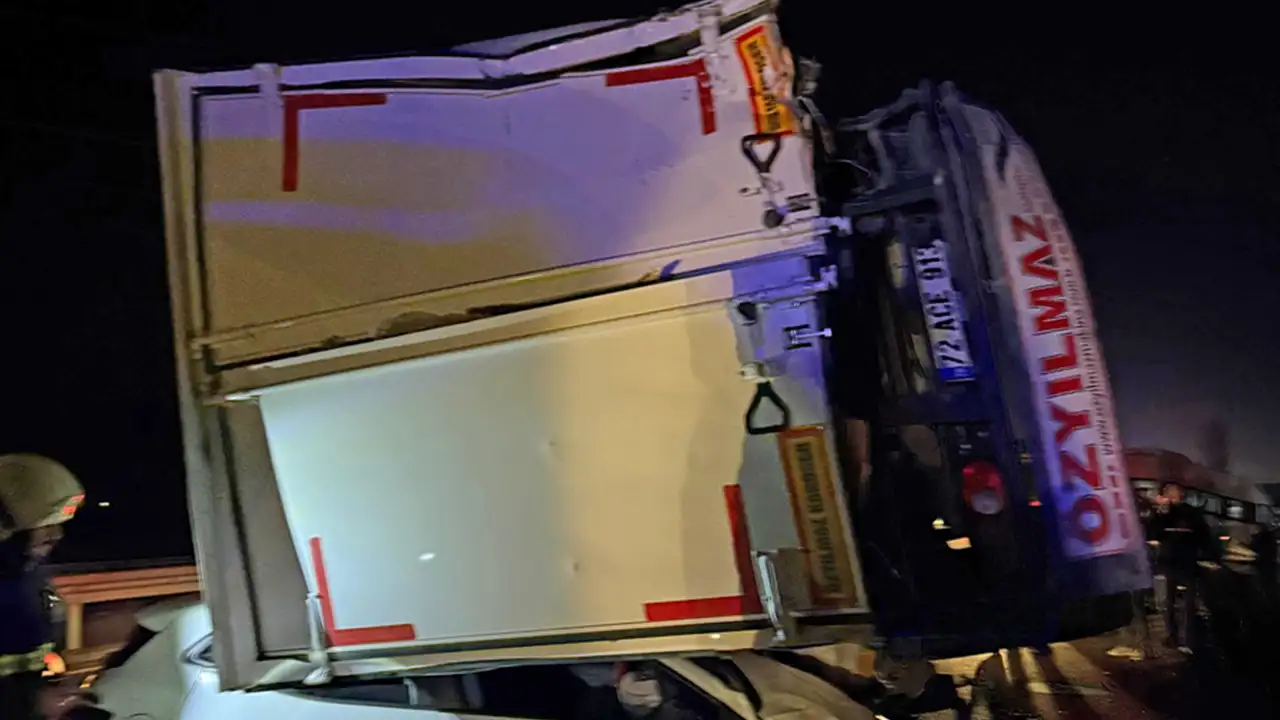 Diyarbakır'da tır şarampole devrildi: 4 ölü, 13 yaralı