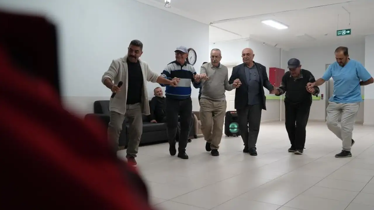 Bayburt’ta huzurevi sakinleri çiğ köfte ve halayla moral depoladı