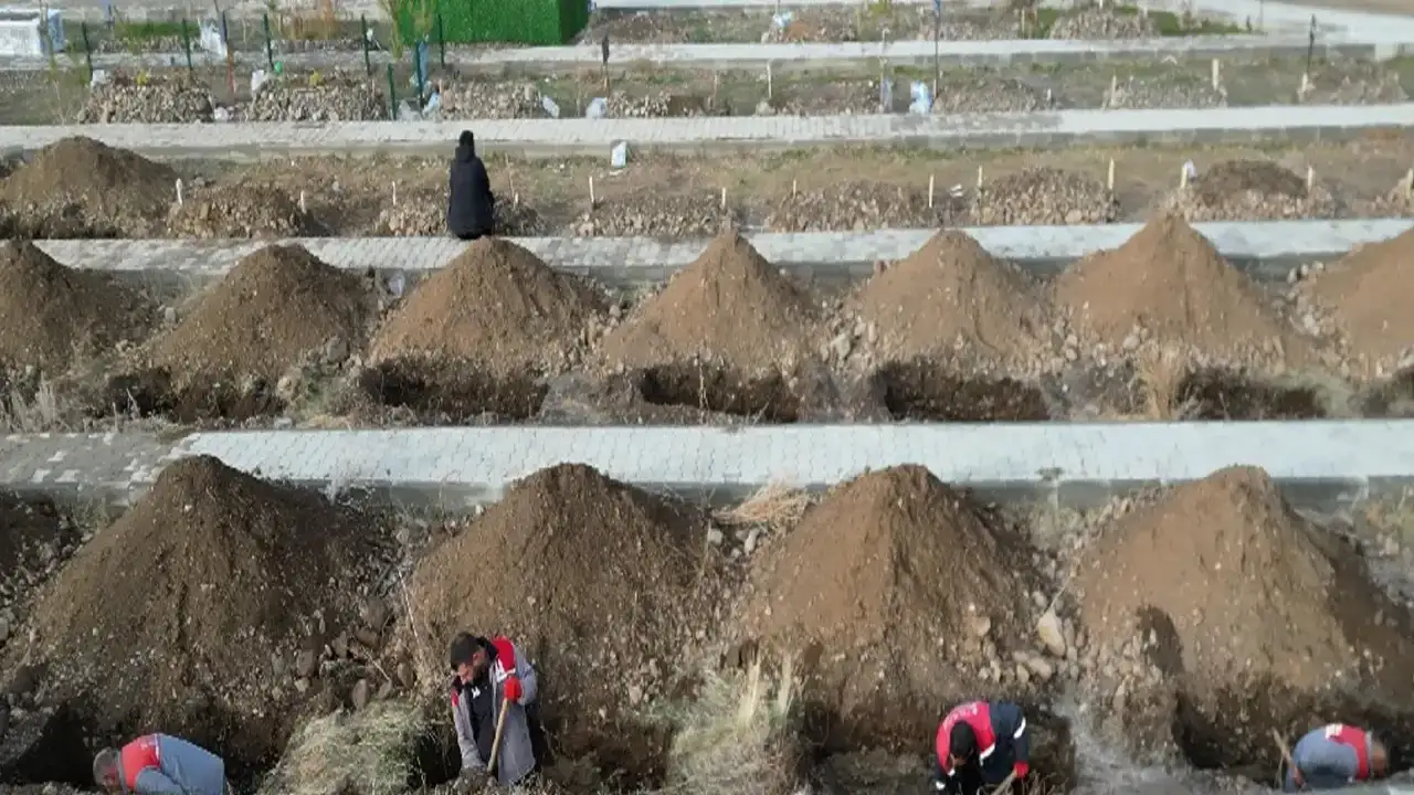 Erzurum’da dondurucu soğuklar öncesi 500 mezar hazırlandı