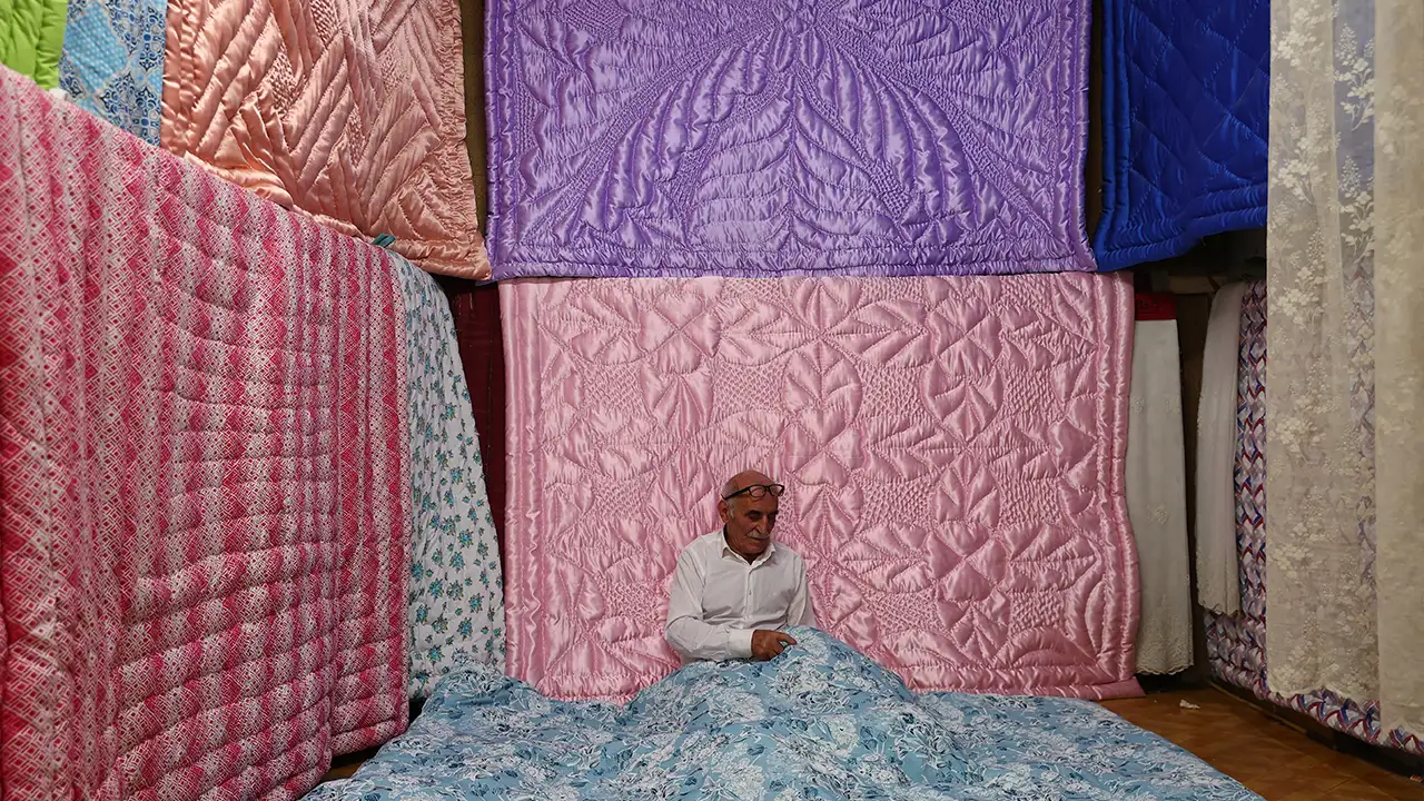 Trabzon’un yorgancısı Mehmet Amca 60 yıldır aynı dükkanda hizmet veriyor