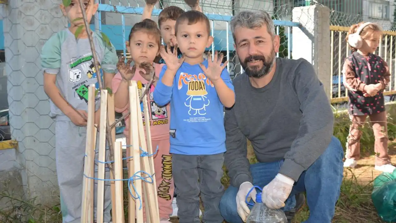 Ordu'da minik öğrenciler 16 meyve fidanını toprakla buluşturdu