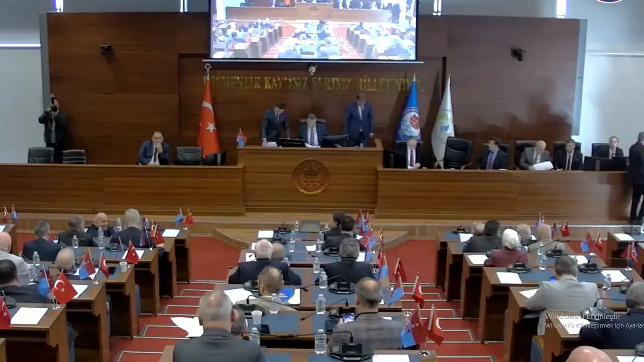 TİSKİ Genel Kurulu’nda gergin anlar: ‘Bir gün işe gelmeden maaş aldı mı?’ tartışması