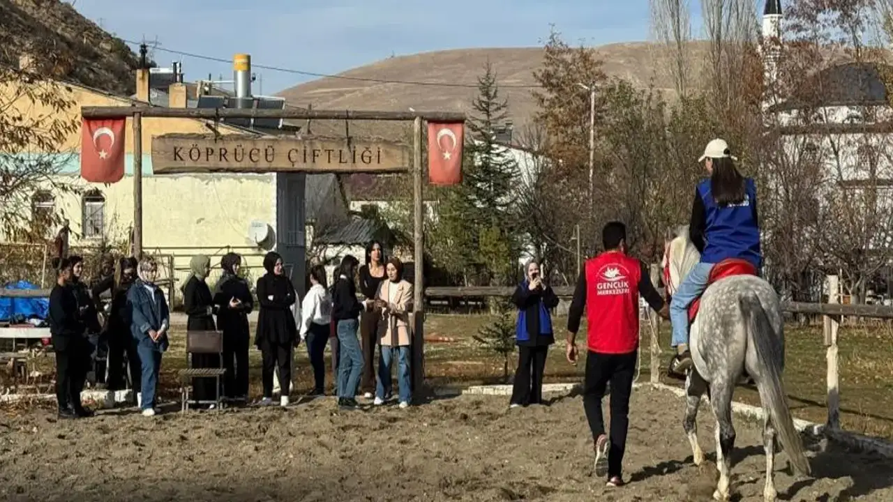 Bayburt’ta gençlere bağımlılıktan uzak tutan etkinlik: Doğa yürüyüşü, okçuluk ve binicilik bir arada