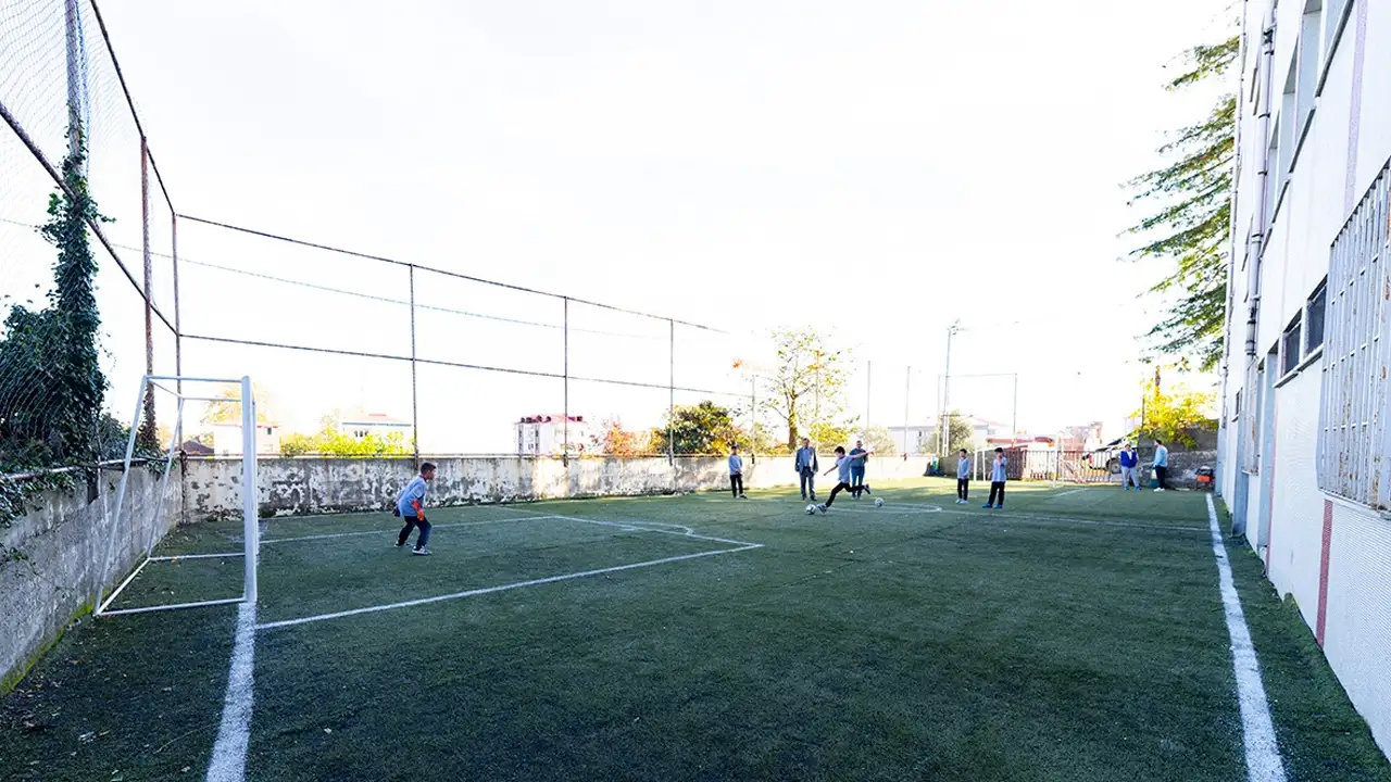 Akçaabat Belediyesi’nden okullara spor yatırımı seferberliği