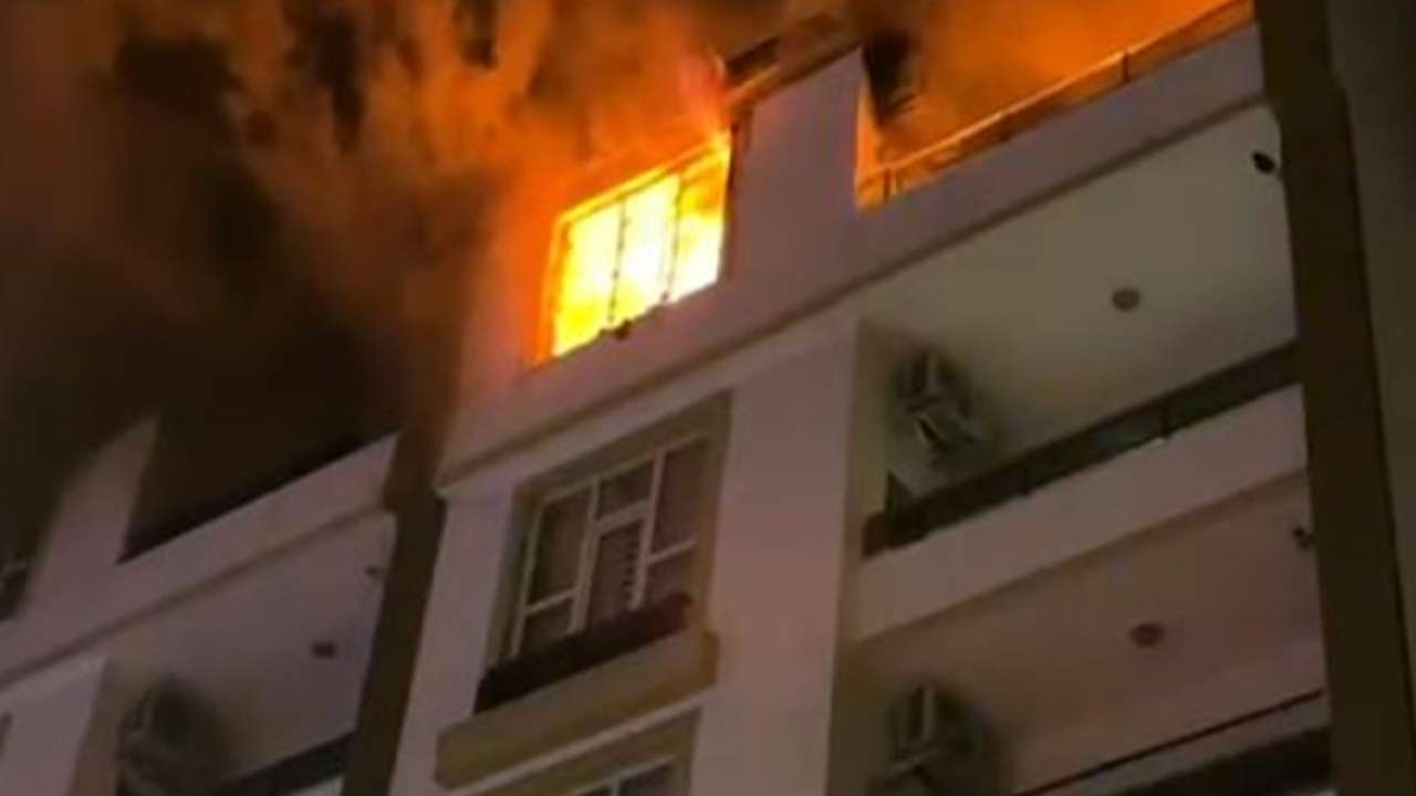 Çatı katında alevler yükseldi: 5 kişi asansörlü araçla kurtarıldı