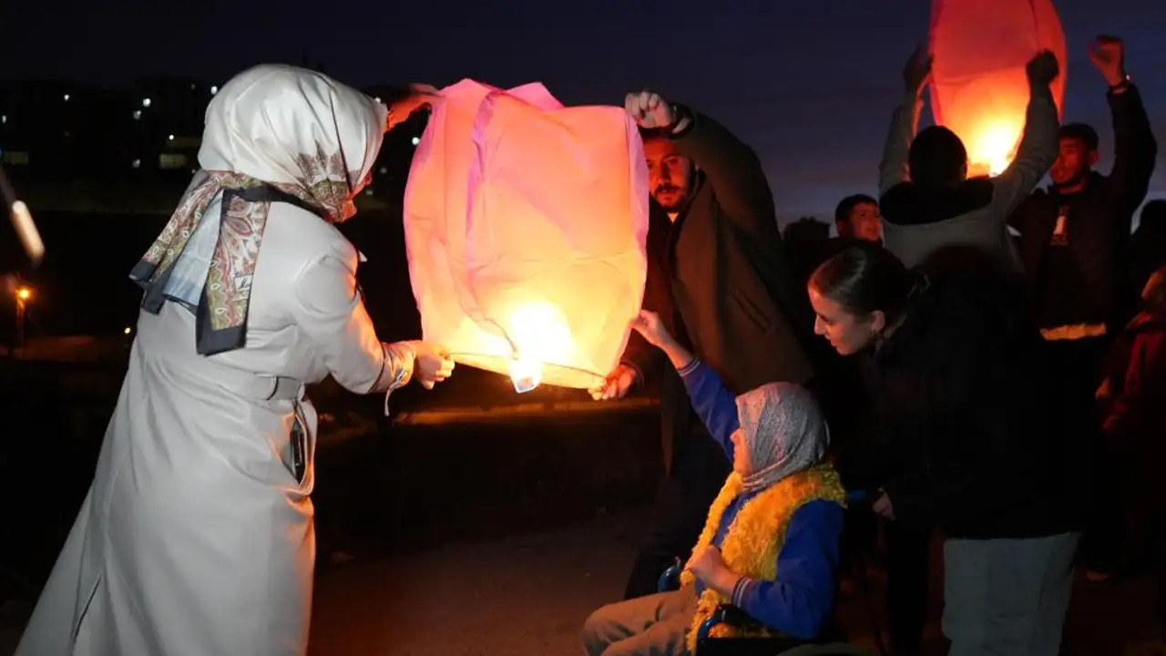 Bayburt’ta özel çocuklar eşit bir dünya için dilek feneri uçurdu
