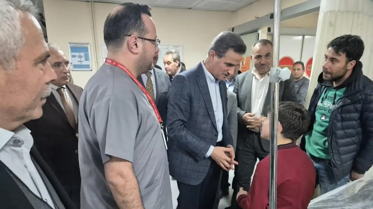 Gümüşhane Valisi Baruş, gıda zehirlenmesi şüphesiyle hastaneye kaldırılan öğrencileri ziyaret etti