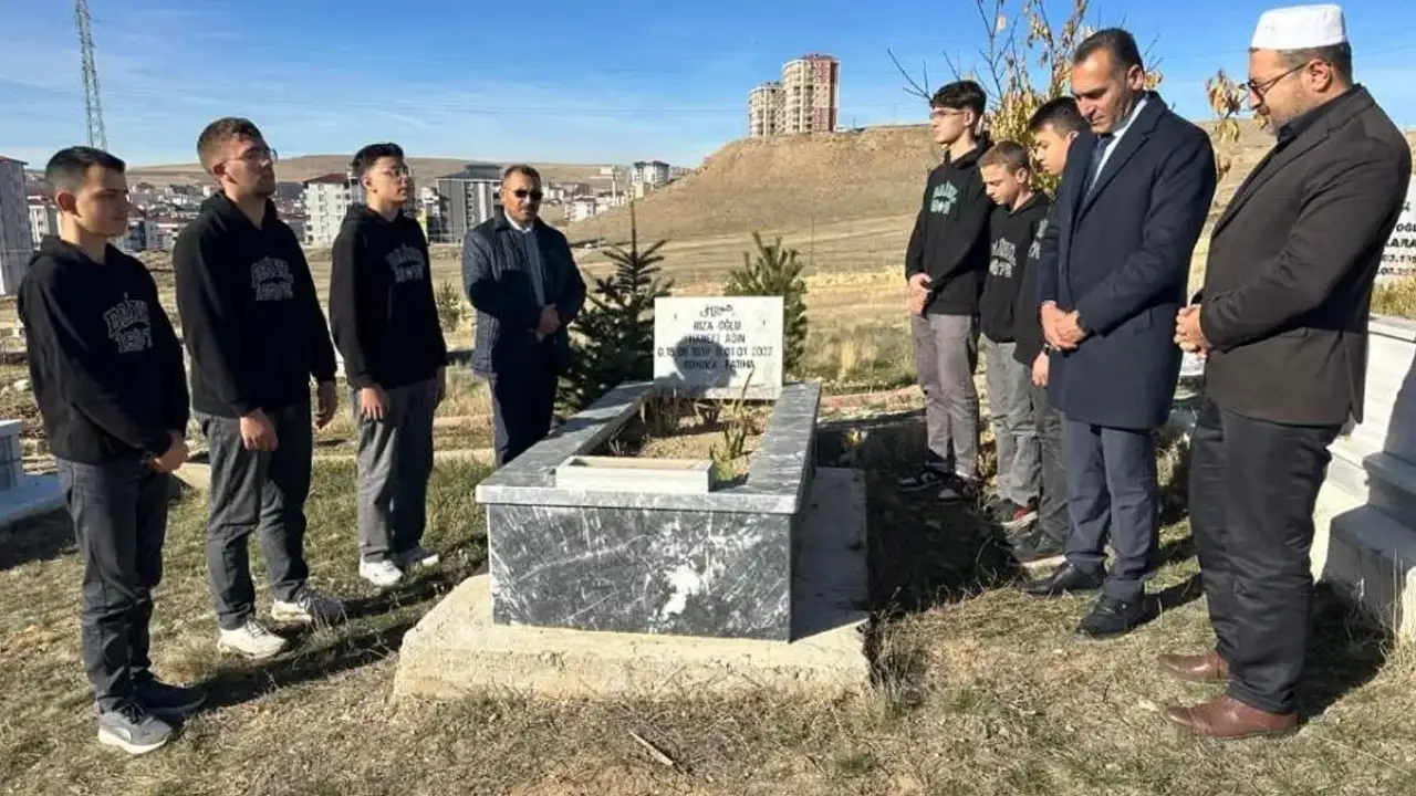 Bayburt’ta vefat eden öğretmenler mezarları başında anıldı