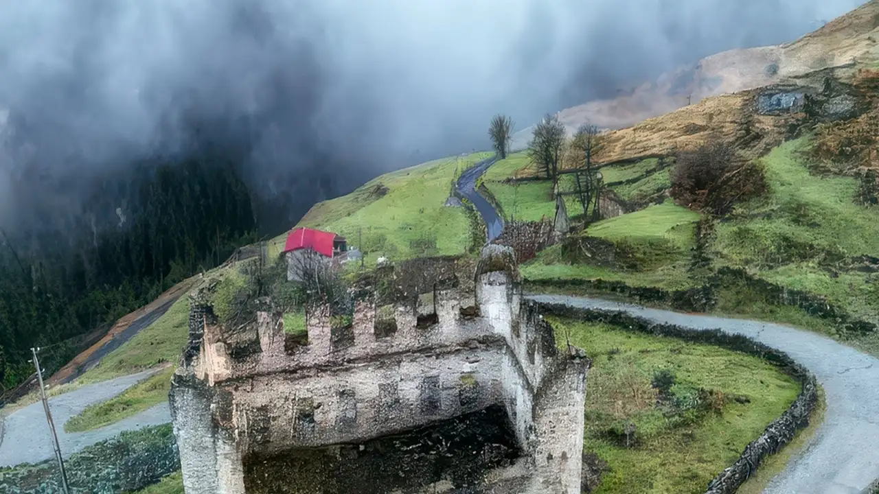 Gümüşhane’nin saklı cenneti Santa Harabeleri sonbahara veda ediyor