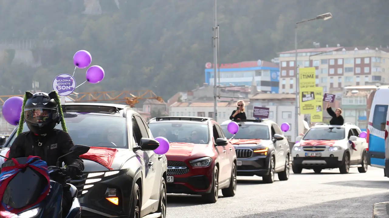Trabzon'da Mor Balonlar ve Keşan Fularlar şiddete “Dur” dedi