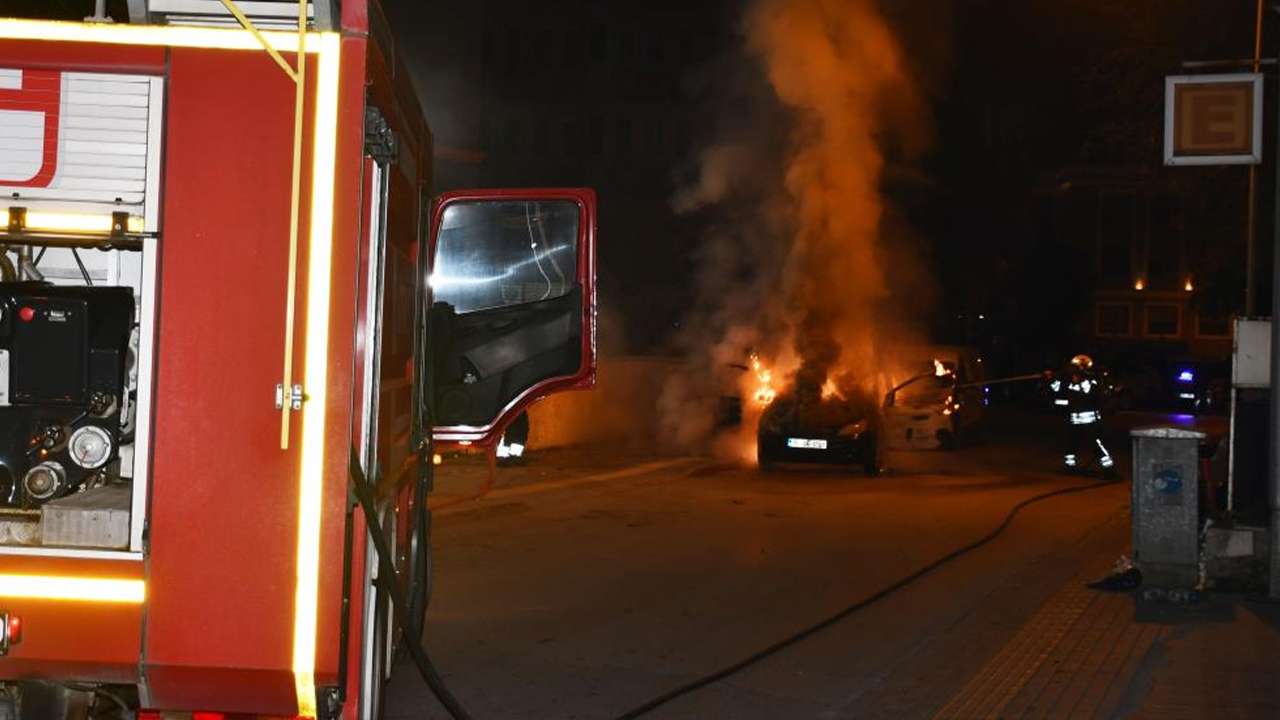 Gece yarısı dehşeti: Otomobil küle döndü