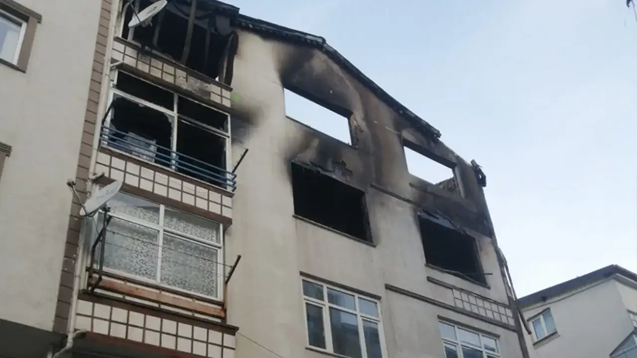 Trabzon’da 5 katlı binayı alevler sardı: Son anda kurtuldu