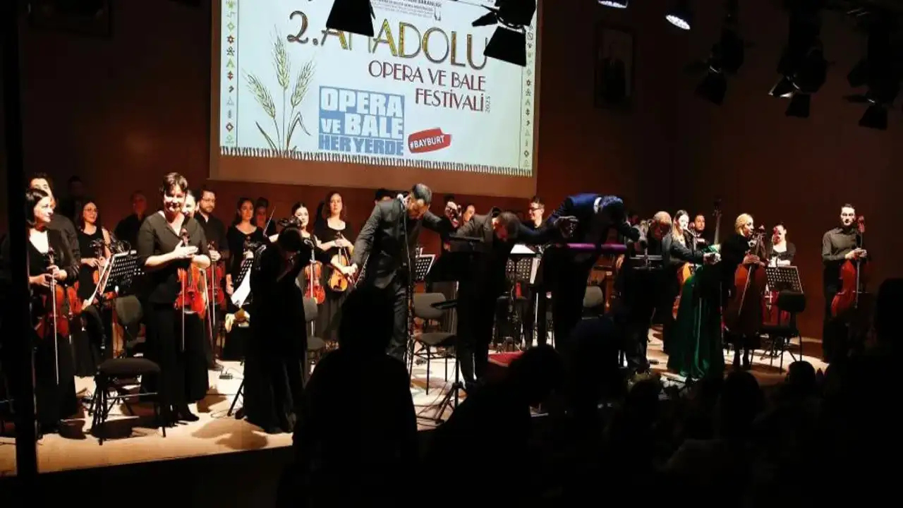 Bayburt’ta Anadolu ezgileri büyüledi: Opera sahnesinde türkü ziyafeti