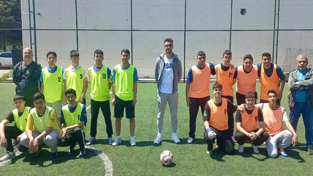 Öğrencilerine rol model oldu: Gümüşok’un hentbol ve eğitim mücadelesi