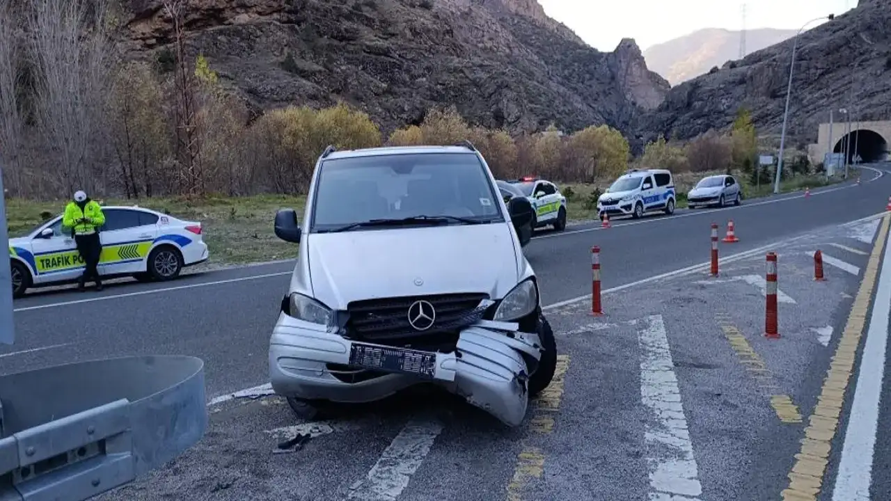 Gümüşhane’de dönüş kazası: Otomobil ile minibüs çarpıştı, 4 yaralı