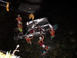 Rize'de araç dereye uçtu: 4 ölü