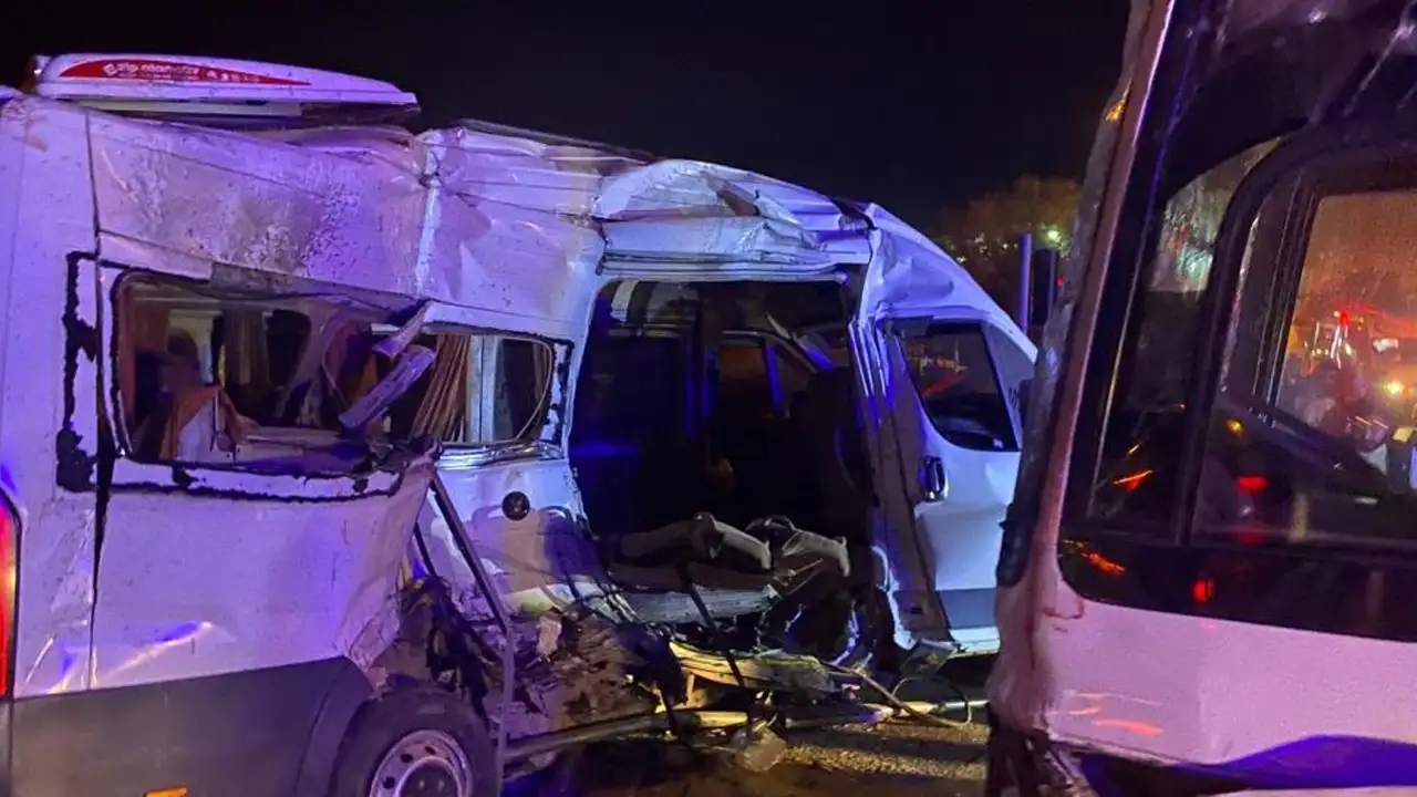 İzmir Kemalpaşa’da işçi servisleri kavşakta çarpıştı: Çok sayıda yaralı var