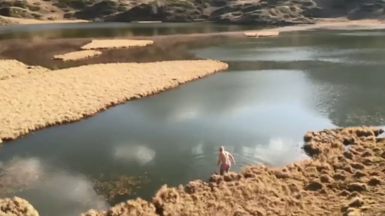 Artvin Yüzen Adalar Gölü’nde eksi 2 derecede göle atladı: Soğuklara meydan okudu