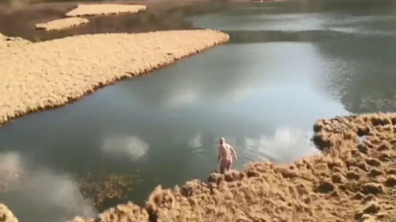 Artvin'de eksi 2 derecede meydan okuma: Dağcı Yüzen Adalar Gölü’nde yüzdü