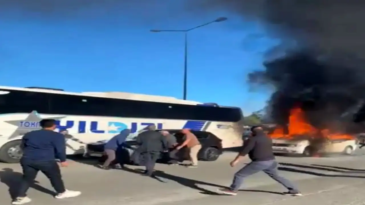 Artvin'de minibüs alev topuna döndü: Aracın kurtarılma anları kamerada