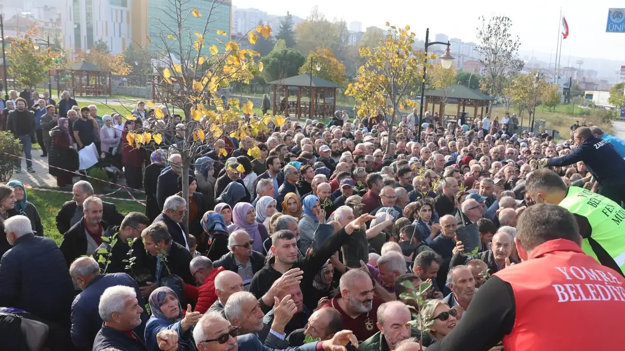 Yomra halkı fidan dağıtımına akın etti: Başkan Bıyık’tan Yeni proje müjdesi
