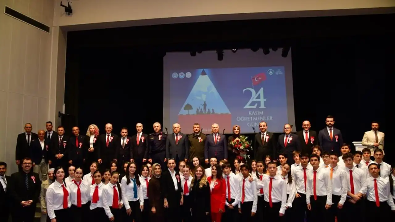 Trabzon'da 24 Kasım coşkusu: Öğretmenler ödüllerle onurlandırıldı