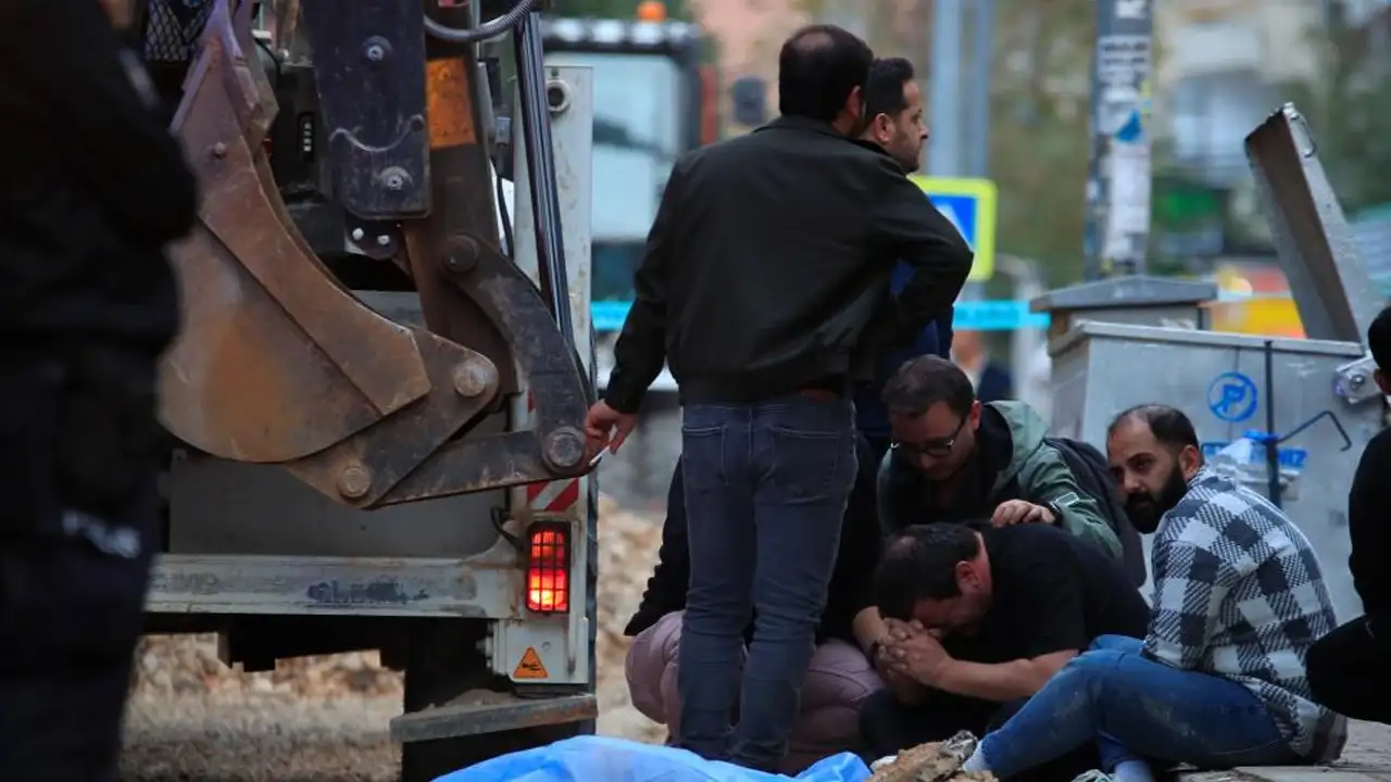 Antalya'da ekmek almak için yola çıktı: Kepçenin altında kaldı